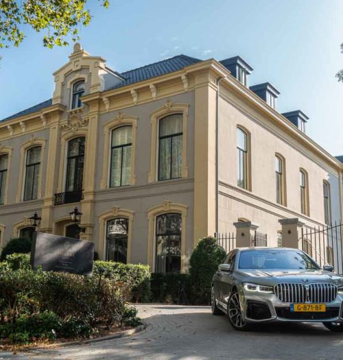 A BMW in front of the Pillows Hotel in Zwolle
