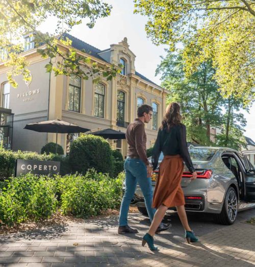 A young couple arrives in a BMW at Coperto Restobar in Zwolle